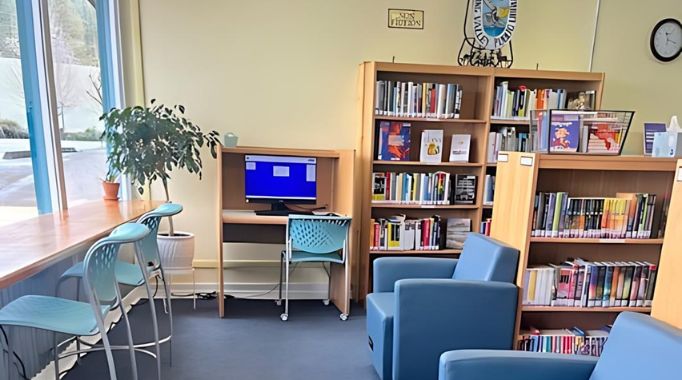 Bookshelves and chairs and public computer.