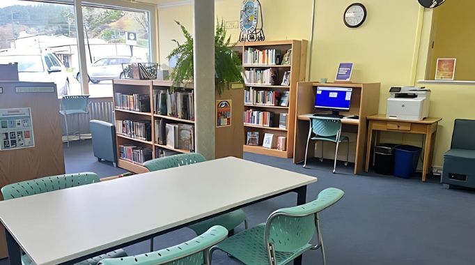 Bookshelves and chairs and public computer.